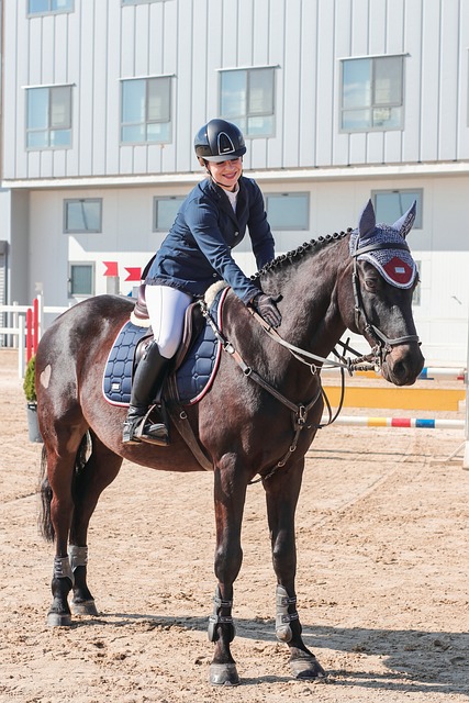 mesa auxiliar con taza de té y cuaderno junto a un sofá en tonos arena con luz natural